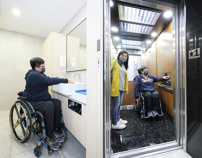 提升通道與店內明亮度，設置寬敞的廁所、電梯等無障礙設施及空間，都能讓店家的環境更友善無礙。(攝影/Carter)