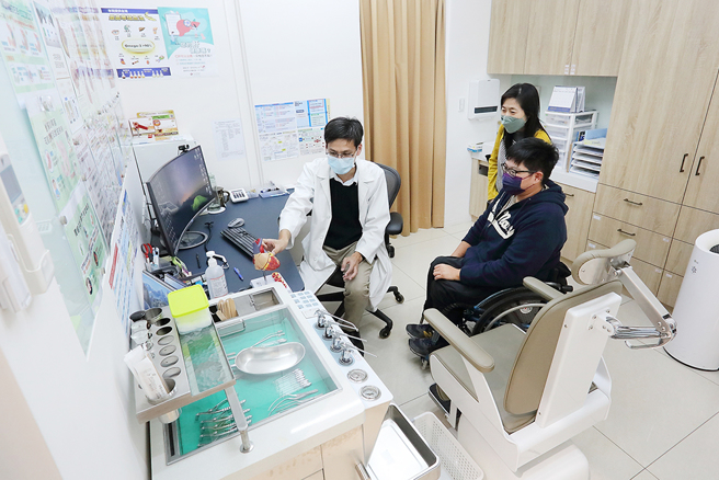 輪椅可輕鬆轉身的寬敞診間，讓身障朋友也能無礙看診。(攝影/Carter)