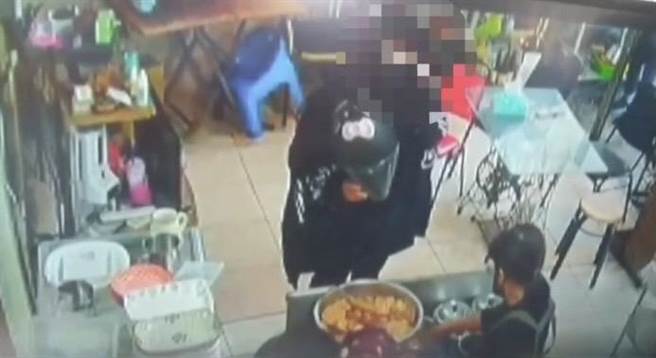 近日屏东市频传有女子订餐后取餐未付款，警方 16日下午逮获涉嫌的郭姓女子，讯后依诈欺罪嫌送办。（警方提供／谢佳潾屏东传真）