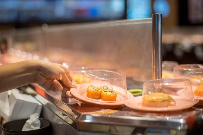 争鲜高雄家乐福爱河店出现「寿司郎翻版」，一名噁男将寿司取下，用筷子戳了又戳，又将寿司放回转盘上。(示意图／shutterstock)