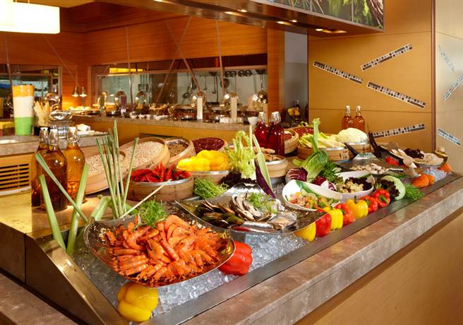 义大星亚自助餐厅「飨乐送券好食光」，平、假日的午、晚餐，4位成人同行用餐送免费餐劵。(义大皇家酒店提供)