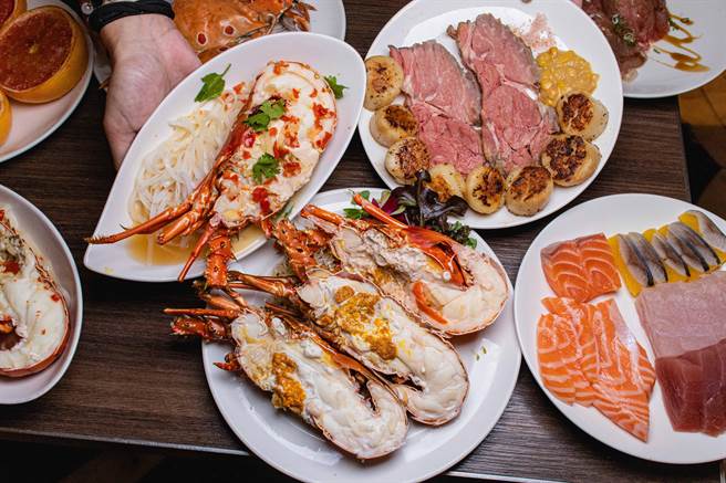 「龙虾之夜」可爽吃清蒸龙虾外，每人加赠1份泰式龙虾，餐厅内逾百道美食通通无限量供应。(丰FOOD海陆百匯提供)