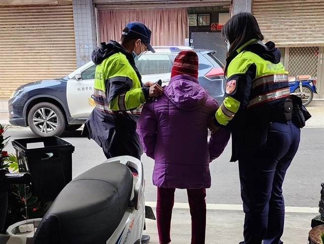 桃园市杨梅警分局14日起连2天都接获通报有迷失的年长老婆婆需要协助。（翻摄照片／蔡明亘桃园传真）