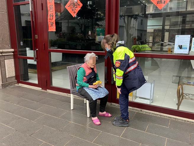 桃园市杨梅警分局14日起连2天都接获通报有迷失的年长老婆婆需要协助。（翻摄照片／蔡明亘桃园传真）
