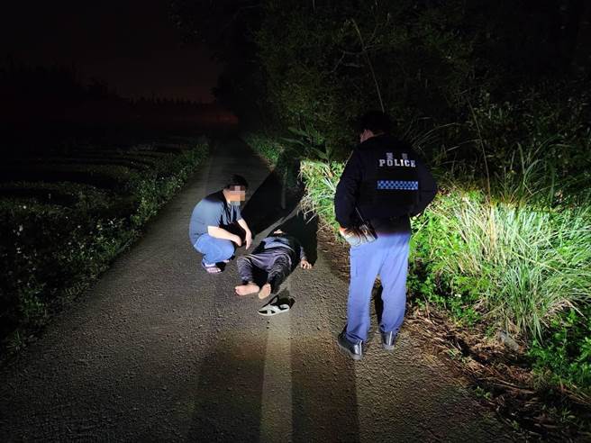 龙潭警分局今日凌晨获报，安养中心一名行动不便的老翁溜出门，立即通报巡逻警网协寻。（翻摄照片／蔡明亘桃园传真）