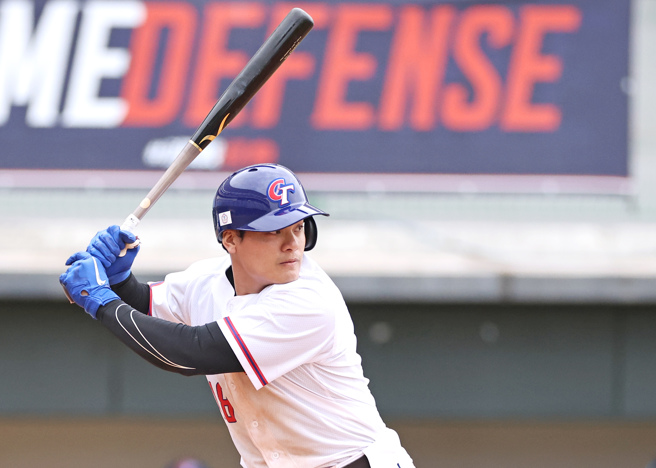 张育成今天在中华队练习赛敲出双安，晚间就宣布今年球季重返红袜的好消息。（中职提供）