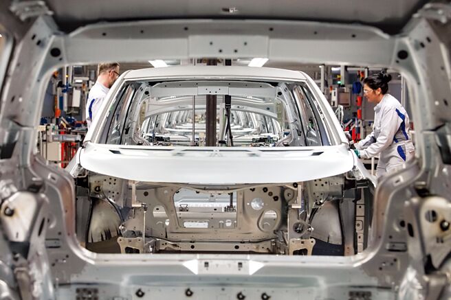 欧盟新法规定2030年新汽柴油轿车碳排放量，要较2021年水准大幅降低55％，小货车要低50％。图／美联社