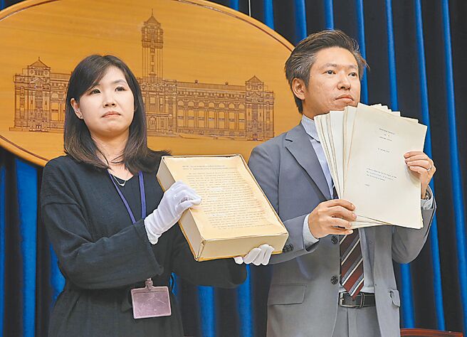 蔡英文总统论文门争议未休，图为2019年9月总统府发言人张惇涵（右）及发言人室谘议林家如亮出蔡总统在伦敦大学博士论文原稿。（本报资料照片）