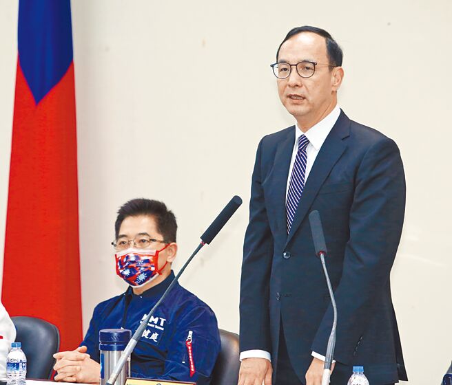 国民党秘书长黄健庭（左）称「衔命」找郭台铭密谈2024大选事宜。右为国民党主席朱立伦。（王英豪摄）