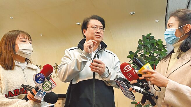 面对外界对内政部住宅政策三支箭的诸多质疑，内政部长林右昌15日亲上火线释疑。（吕健豪摄）