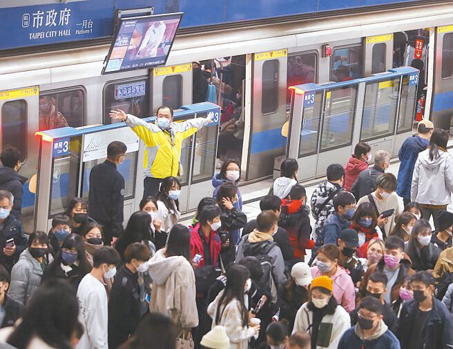 三大生活圈通勤月票纳入特别预算3年200亿，北北基桃每月约1200元，其余两区可能低于千元，政院下周拍板。图为台北捷运人潮眾多。（本报资料照片）