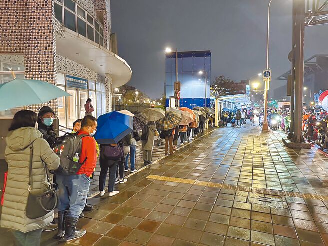 国道客运9026在上下班尖峰时间，有民眾常常搭不上车，甚至大排长龙。（立委蔡适应服务处提供／张志康基隆传真）