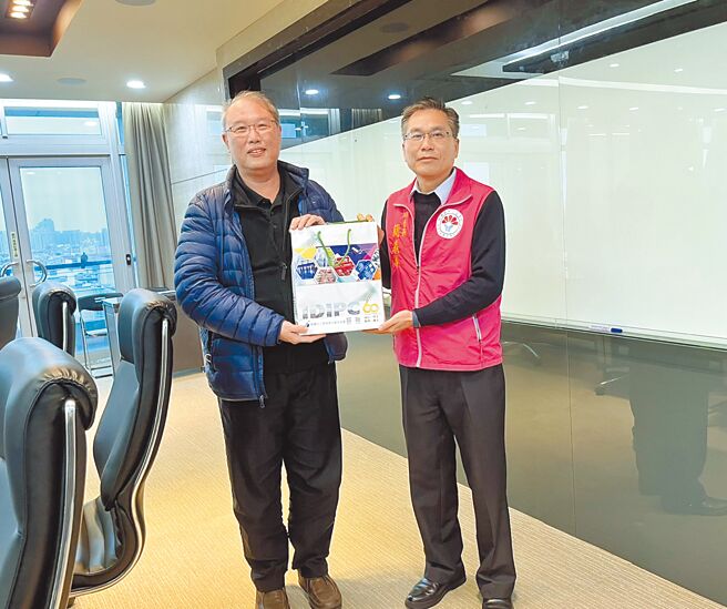 桃园市中小企业荣誉指导员协进会长简义源（右）致赠健行科大交流合作礼物。（健行科大提供／吕筱蝉桃园传真）