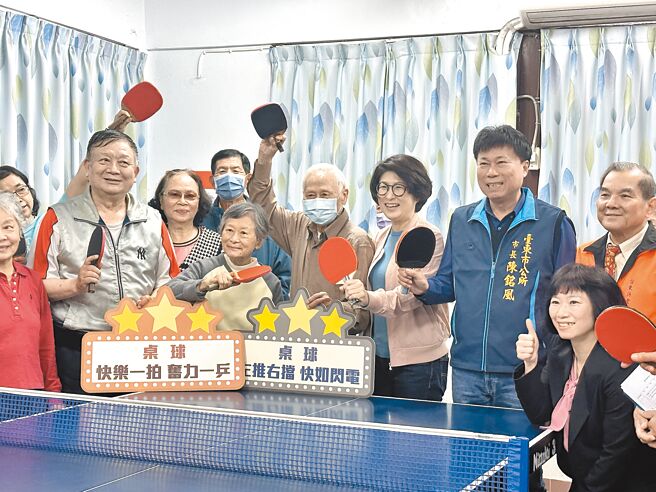 近40年歷史的台東縣老人會館即將拆除，縣長饒慶鈴昨天陪著長輩最後巡禮。（蔡旻妤攝）