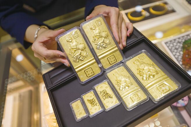 大陆央行连3个月增持黄金储备量，此举可有效降低外匯储备规模的波动幅度，更可以进一步加快资产多元化配置，带来更好的资产保护作用。图为山西太原一金店工作人员展示金条。（中新社）