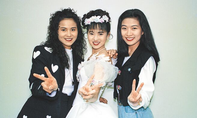 飞鹰三姝裘海正（左起）、伊能静、方文琳是刘文正一手打造。（资料照片）