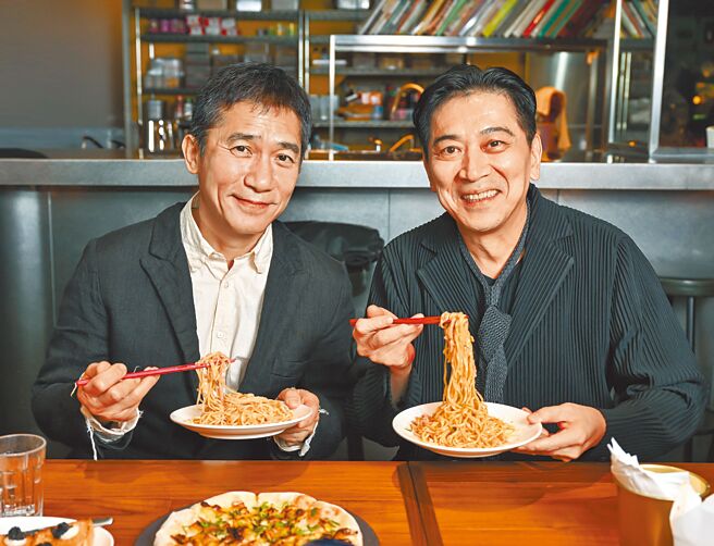 梁朝伟（左）14日首映活动结束后，与高捷到餐厅享用道地特制凉麵。（牵猴子提供）