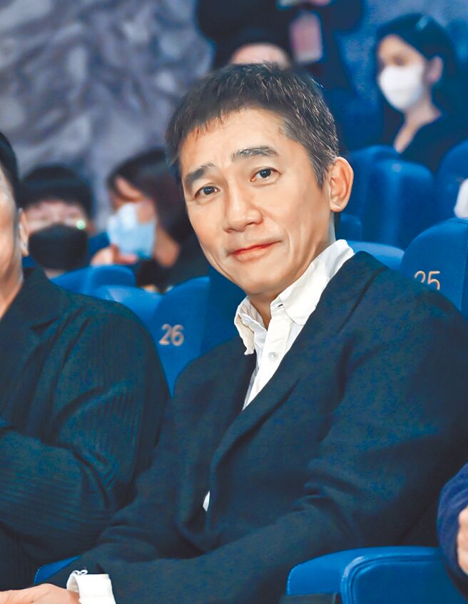 梁朝伟14日现身《悲情城市》首映会，与影迷共度情人节。（牵猴子提供）