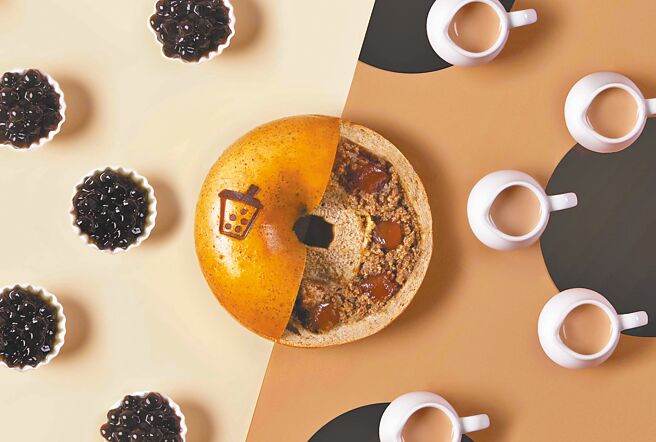 好丘「黑糖珍奶贝果」飘散茶香与黑糖香气，每颗75元，吸引手摇控尝鲜。（好丘提供）