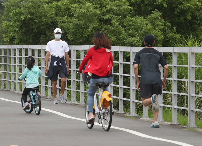 今各地天气晴朗，南部高温直逼30度。（本报系资料照）