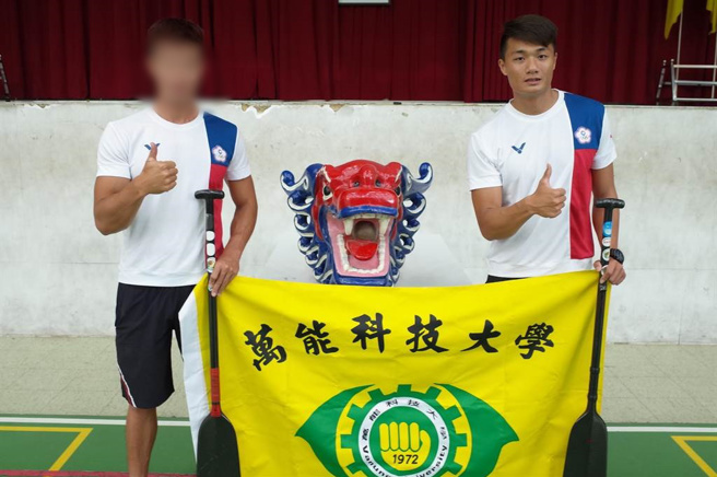 桃園市1名機車騎士連人帶車摔進14米深下水道，死者是在2018勇奪亞運金牌的陳俞安。（呂筱蟬攝）