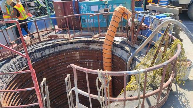 桃園市1名機車騎士連人帶車摔進14米深下水道，死者是在2018勇奪亞運金牌的陳俞安。（賴佑維攝）