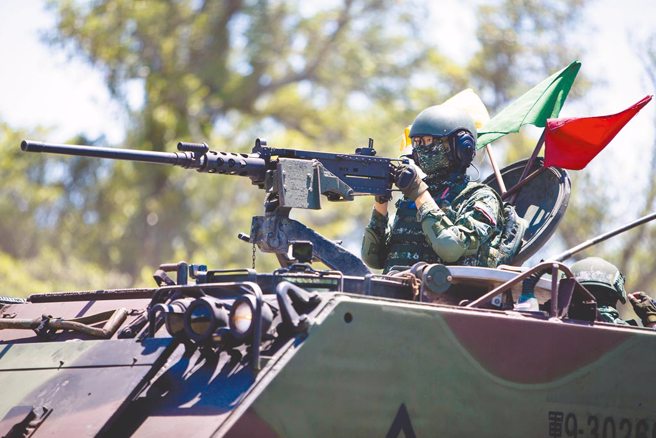 陆军又爆不雅片！2女士官兵「自赏裸片」网路疯传 ，已报警提告，图为陆军演训照片，与当事人单位无关 。(中时资料库)
