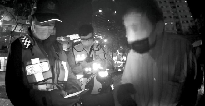 搶賺「燈會財」違規擺攤 逃亡18年通緝犯遭警查獲（警方提供）