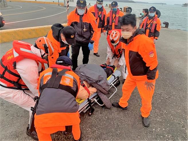 台湾最西边岛屿望安乡花屿村卫生室通报，一名59年次男性民眾因意识不清，疑似癫痫发作，急需后送马公就医，向海巡署第十三巡防区指挥部求援。（澎湖海巡队提供）