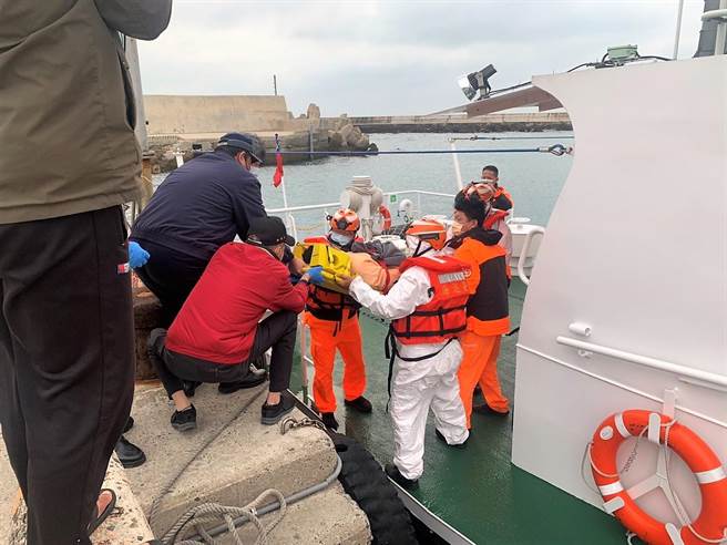 澎湖海巡队派遣3503巡防艇冒着大风大浪出勤紧急赶往救援，并以最大安全速率驰返马公港，顺利交由消防局救护车载往三军总医院澎湖分院就医。（澎湖海巡队提供）