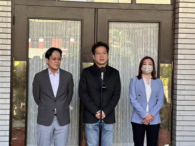 民眾党团上午在立法院议场前进行时事议题联访，民眾党团总召邱臣远回应大陆气球问题。（黄婉婷摄）