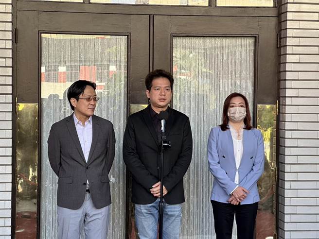 民眾党团上午在立法院议场前进行时事议题联访，民眾党立法院党团总召邱臣远回应美国智库。（黄婉婷摄）