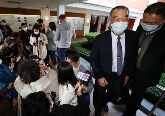 国防部长邱国正说，任何对我们友好的国家团队要来的话，会告诉我们，对我们台湾提出有利的建言，是很好的机会，细节部分不确定，有些事情对象为何不确定前不会说明。立法院17日开议，前来备询的国防部长邱国正被堵访结束后，笑瞇瞇的步入议场。（季志翔摄）