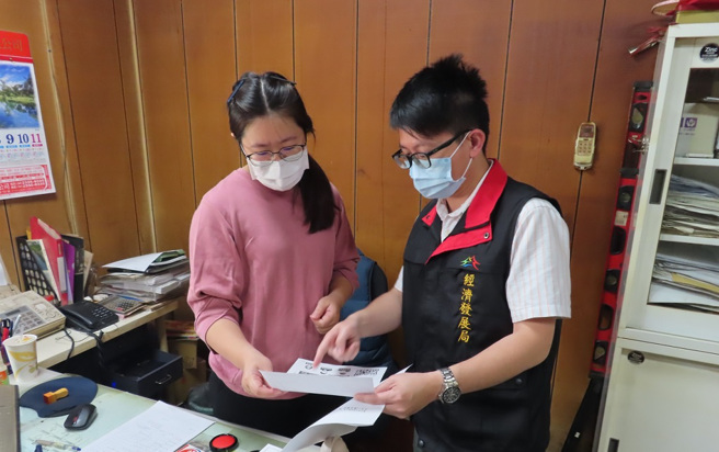 臺中市政府经济发展局到厂辅导业者提送工厂改善计画。（图/台中市政府经济发展局提供）