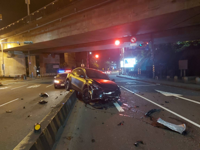 特斯拉自撞分隔岛车头毁 驾驶因酒驾烙跑 （简铭柱翻摄）