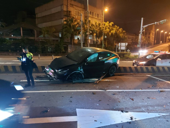 特斯拉自撞分隔岛车头毁 驾驶因酒驾烙跑 （简铭柱翻摄）