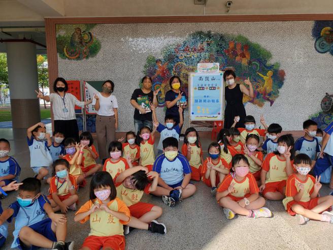 高雄推动「阅读交通共好行」计画  行动书车深入校园巡迴