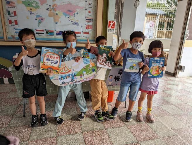 从交通事故分析发现，建立幼稚园、国小学童正确交通安全知识，可以有效地带动家中长辈遵守交通规则。(高雄市交通局提供)