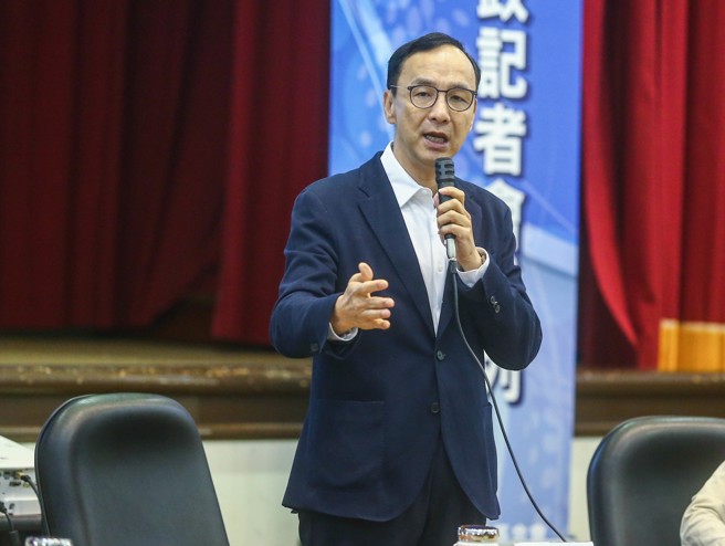 国民党主席朱立伦17日出席「缺工又缺才 台湾未来怎么办？」记者会，他表示台湾正面临整体经济环境，服务业转型问题，如何吸引人才到台湾，避免人才流失才是关键，政府要让整体经济改善， 让民眾担忧的景气恶化问题能够解决。（粘耿豪摄）