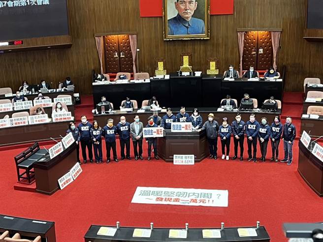 国民党立院党团昨放话将杯葛陈揆上台，今早9点准时开议，国民党团马上抢占发言台，一字排开站定位，国民党立委林为洲说，「如果我今天不站在这里，1万元现金就没了。」（游念育摄）