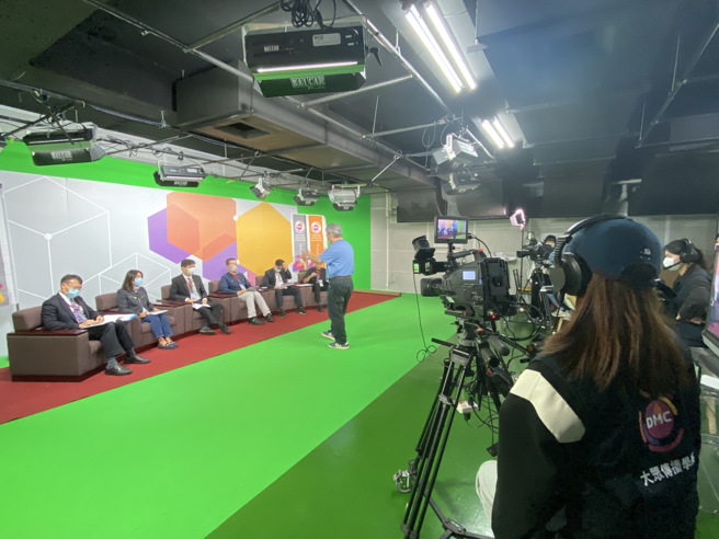 学校藉由座谈会举办，让学生可以实际操作摄影器材，体验业界工作模式与形态。(照片/义守大学提供)