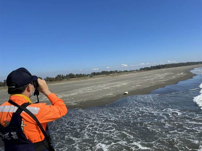 海巡署加强在空域与海域巡逻，追查可疑走私渔船。（海巡署第六巡防区指挥部提供／程炳璋台南传真）