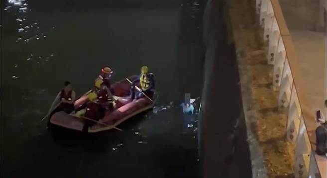 高雄越南籍黎姓女子因酒驾酿祸，要闪酒测滑进一旁爱河里。（翻摄照片／崔正纲高雄传真）