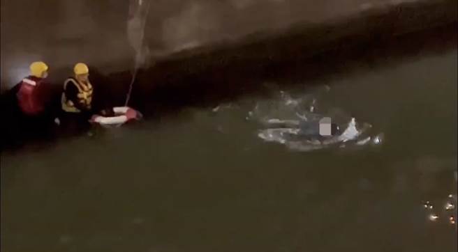 高雄越南籍黎姓女子因酒驾酿祸，要闪酒测滑进一旁爱河里。（翻摄照片／崔正纲高雄传真）