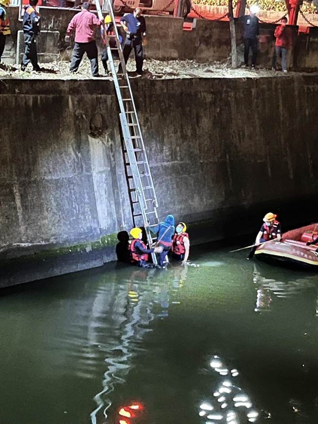 经过警方苦劝之下，黎女才选择上岸。（翻摄照片／崔正纲高雄传真）