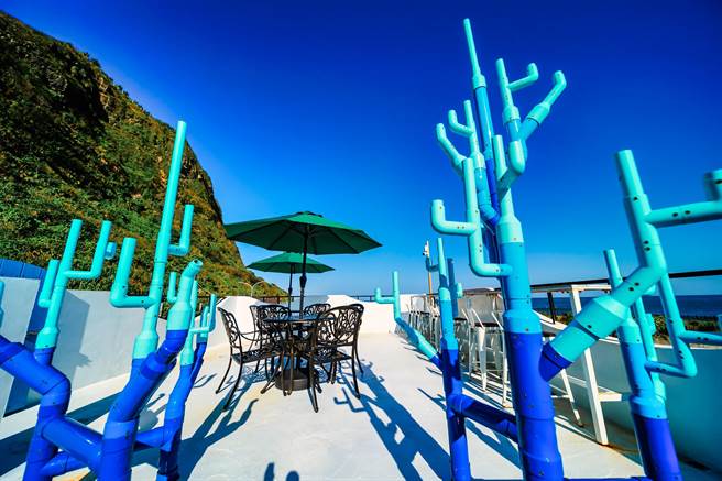 金山区渔会在渔港内打造全新的钓鱼咖啡馆「金点草里驿栈」，结合全国唯一渔港内的「海之音」装置艺术。（新北市渔业处提供）