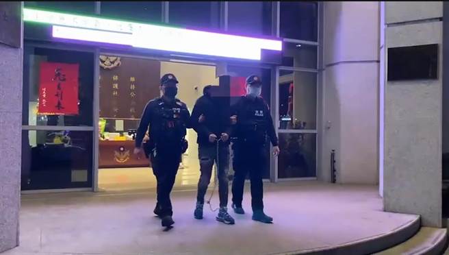 楊男因持有毒品被警方移送法辦，通緝部分則押解地檢署歸案。（警方提供）