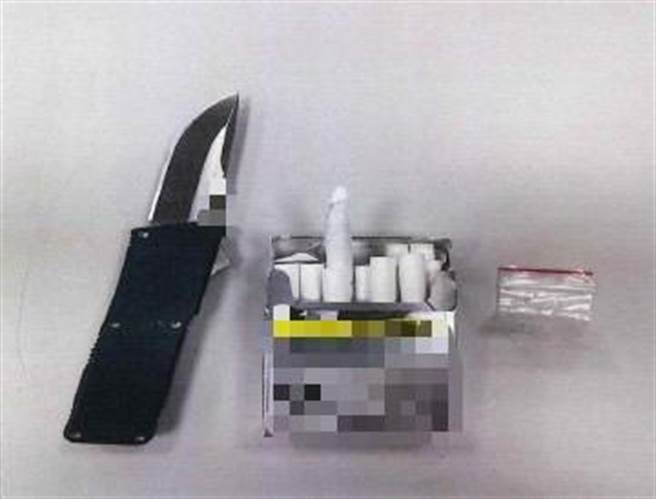 警方在楊男身上查獲K菸、刀械等違禁品。（警方提供）