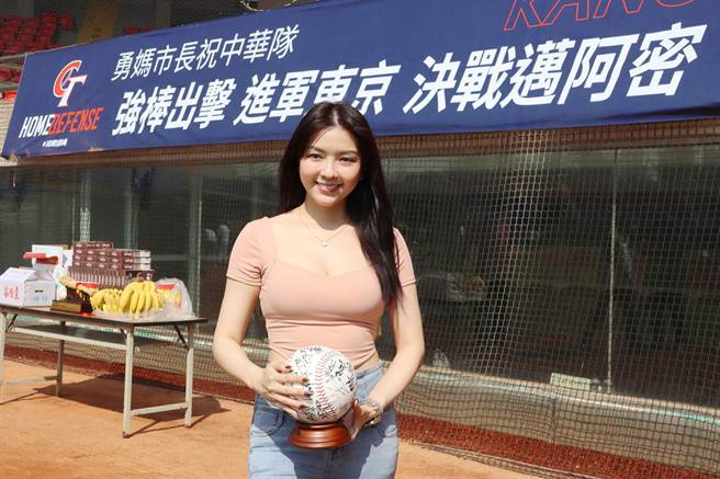 嘉义市新科议员顏色不分蓝绿支持性专区顏色田慎节今到嘉义市立棒球场为中华队加油打气。（吕妍庭摄）