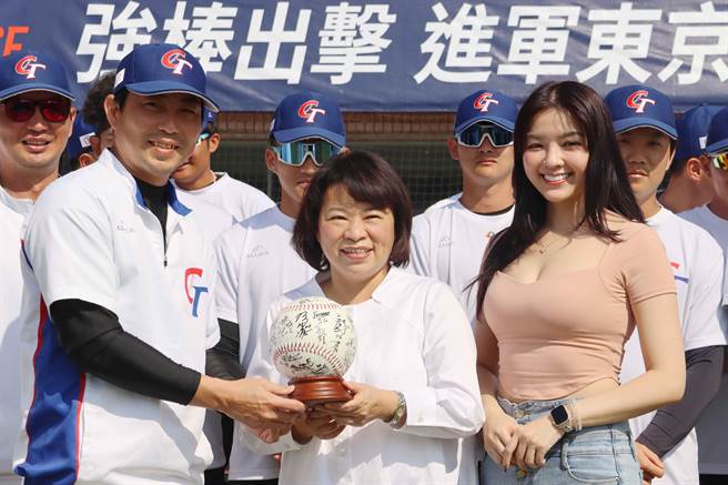 嘉义市长黄敏惠特地前往为球员加油打气，嘉义市新科议员顏色不分蓝绿支持性专区顏色田慎节也到场。（吕妍庭摄）